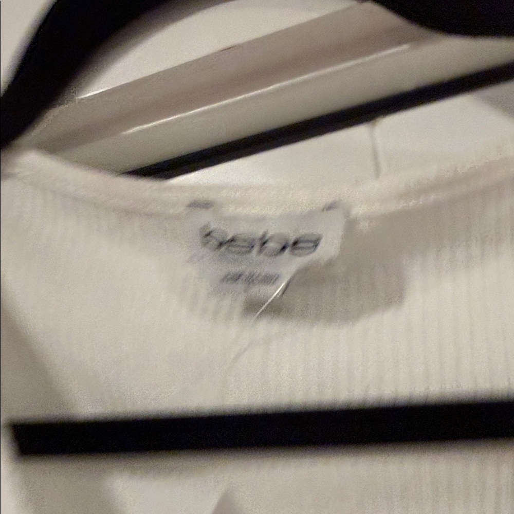 bebe White Ribbed Puff Sleeve V-Neck Top‎ large nwt - Picture 3 of 4